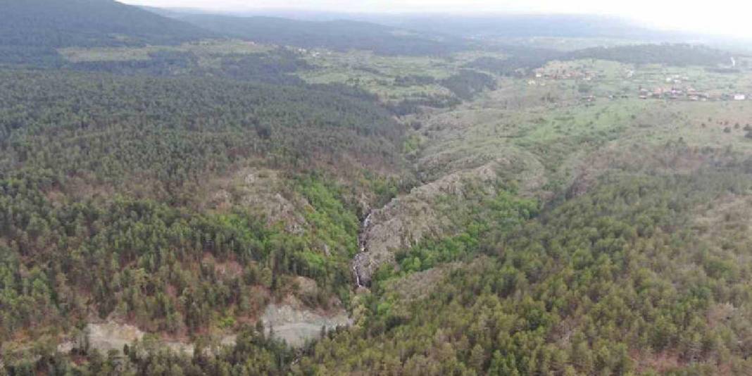 Ormanın içinde gizli kalmış cennet! Bu şelale göreni mest ediyor: Turistler akın etmeden burayı görün! 2
